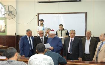 رئيس جامعة الأزهر يتفقد لجان امتحانات كلية القرآن الكريم بطنطا