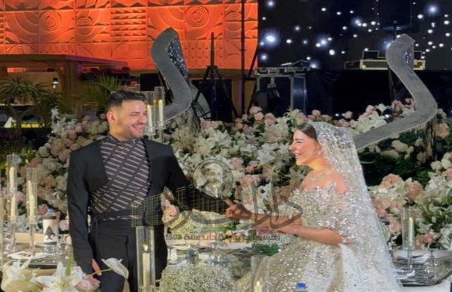 بدلة شفافه.. مسلم بإطلالة مثيرة للجدل فى حفل زفافه على يارا تامر 