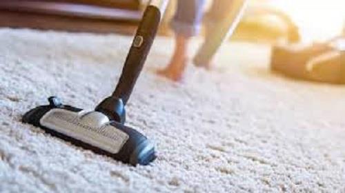 لربات البيوت.. 4 أشياء تجنبي تنظيفها بالمكنسة الكهربائية 