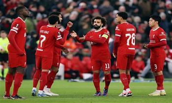 حفر اسم ليفربول على درع الدوري الإنجليزي استعدادًا لمراسم يوم الأحد