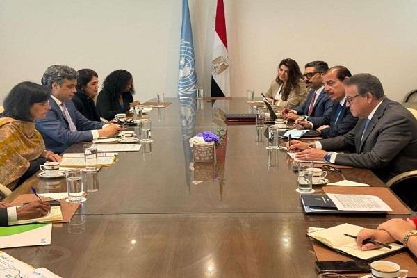 وزير الصحة يبحث مع رئيس "جافي" آليات تُسهم في التوسع بصناعة اللقاحات  