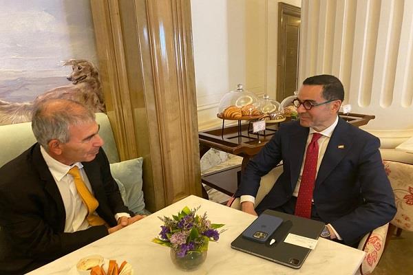 وزير الاستثمار يبحث مع رئيس "شلهوب" توسيع استثمارات المجموعة في مصر وتوطين صناعة الأزياء