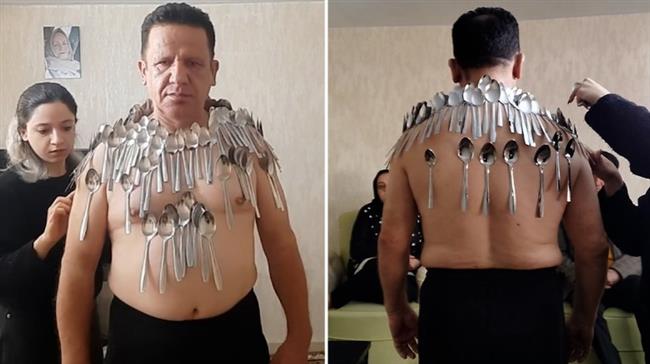 إيراني يحقق الرقم القياسي بلصق 96 ملعقة على جسده.. فيديو