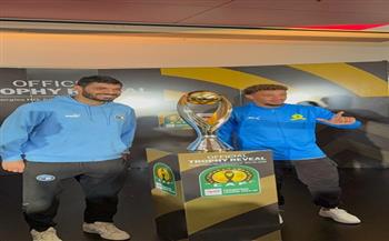 علي جبر يلتقط صورة تذكارية مع الكأس الجديدة لـ دوري أبطال أفريقيا 