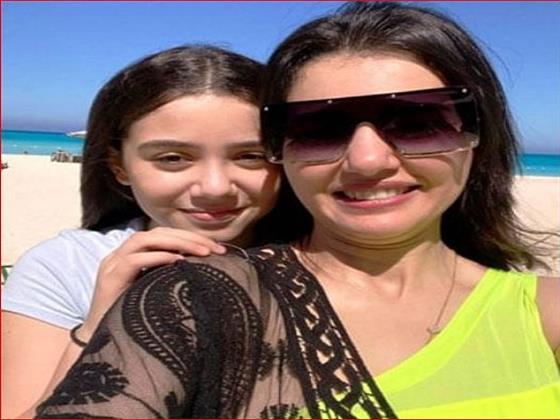"عقبال الجامعة".. دينا فؤاد تهنئ ابنتها بتخرجها من المدرسة