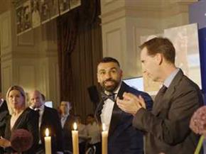 محمد صلاح يتسلم جائزة رابطة النقاد الإنجليز من إيان راش