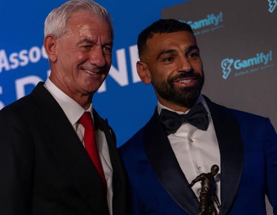 محمد صلاح يتسلم جائزة رابطة النقاد الإنجليز من إيان راش