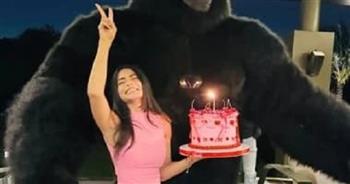عيد ميلاد أسماء جلال يتحول إلى سهرة فنية بحضور عمرو دياب ونجوم الكوميديا