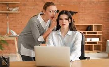 6 نصائح للتعامل مع زميلة العمل النمامة بلطف وذكاء