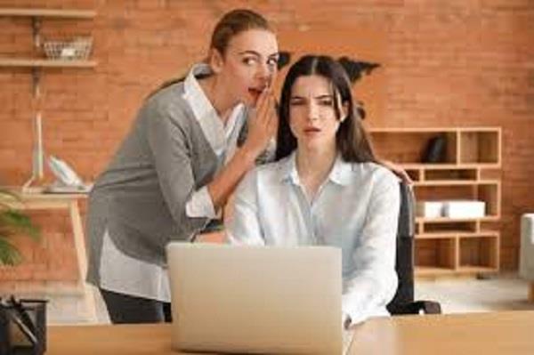 6 نصائح للتعامل مع زميلة العمل النمامة بلطف وذكاء