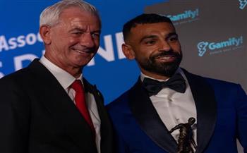 محمد صلاح يتسلم جائزة رابطة النقاد الإنجليز من إيان راش