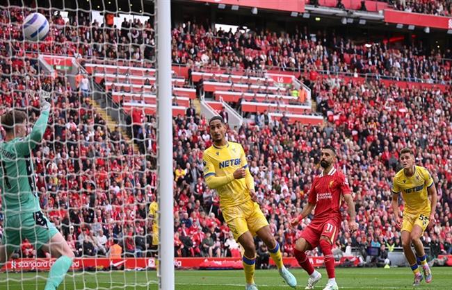 محمد صلاح يسجل هدف التعادل لفريق ليفربول في مرمى كريستال بالاس
