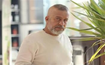 شريف منير  مع كلبته" لاكي"  في فيديو مرح