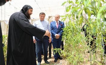 وزير الزراعة يتفقد المزارع والمشروعات الإنتاجية بدير مارمينا بالإسكندرية