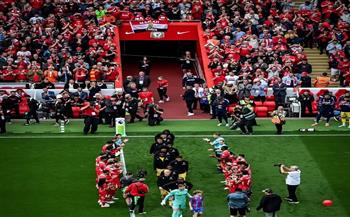 ليفربول يكرم كريستال بالاس بممر شرفي بعد التتويج بكأس إنجلترا