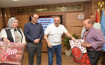 محافظ أسيوط يُسلم 320 حاجا تأشيرات السفر لأداء مناسك الحج