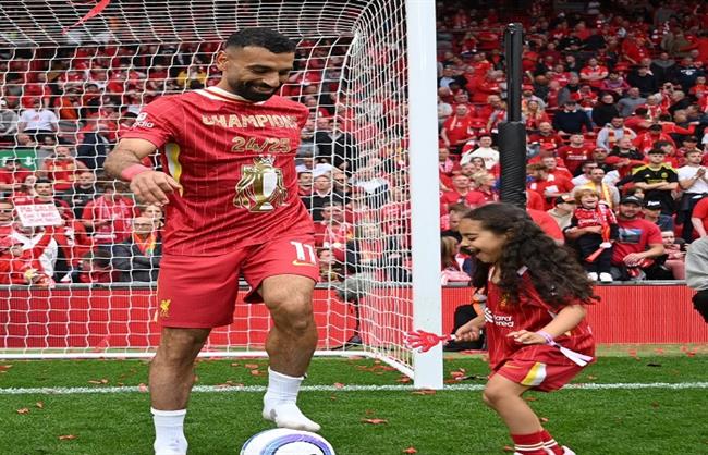 محمد صلاح يحتفل مع ابنته بالدوري الإنجلزي على طريقته الخاصة
