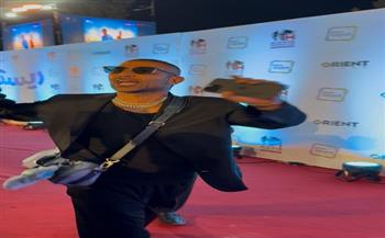 أحمدسعد يظهر في العرض الخاص لفيلم ريستارت بالدمية الشهيرة «لابوبو»