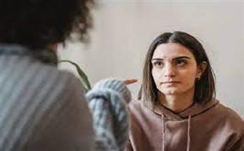 للنساء..7 أخطاء عليك تجنبها عند حديثك مع الآخرين 