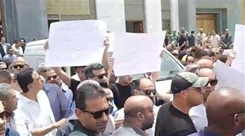 طلاب يرفعون لافتات أثناء جنازة أحمد الدجوي تتهم الحفيدتين في وفاته