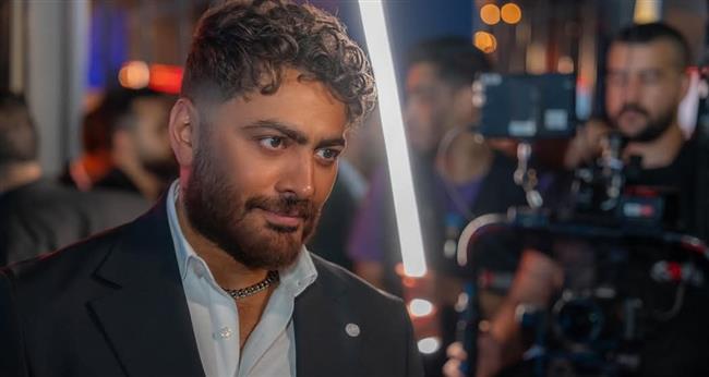 تامر حسنى يخطف الأنظار بسيارة حمراء فى «ريستارت».. والجمهور: ملك الحركات!