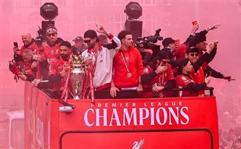 محمد صلاح يحمل الدوري الإنجليزي في احتفالية ليفربول بالدرع العشرين