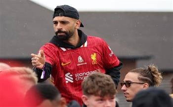 محمد صلاح يحتفل مع جمهور ليفربول بالفوز بلقب الدوري الإنجليزي 