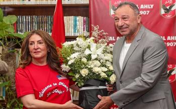 السفيرة الأمريكية في القاهرة تهدي الخطيب باقة من الورد