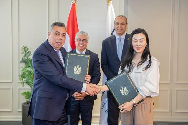 رئيس اقتصادية قناة السويس يشهد توقيع عقد مشروع جديد مع شركة صينية لإنتاج الملابس الجاهزة