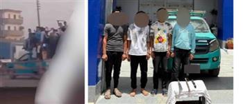 ضبط المتهمين باعتلاء سيارة نقل حاملين أسلحة بيضاء خلال سيرها بالطريق العام