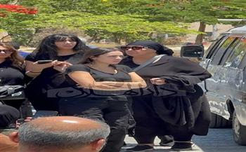 انهيار وئام مجدي في جنازة جدتها بمسجد فاطمة الشربتلي 