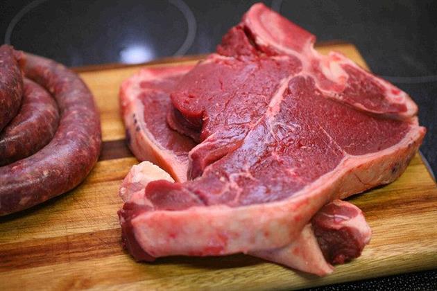 قبل العيد.. نصائح للتعامل مع اللحوم النيئة والوقاية من التسمم الغذائي