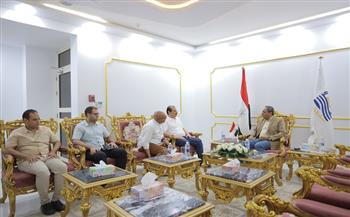 محافظ قنا يبحث مع نائب وزير الصحة تطوير الخدمات الصحية بالمحافظة