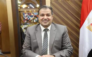 رئيس جامعة جنوب الوادي يناقش معدلات الإنجاز في تطوير الخدمات الصحية بالمستشفيات