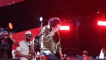 دموع محمد منير تعود لتصدر التريند.. لحظة مؤثرة من حفلة فى الإسكندرية