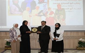 رئيس جامعة جنوب الوادي يكرم طالبتين من ذوى الهمم بكلية التربية النوعية