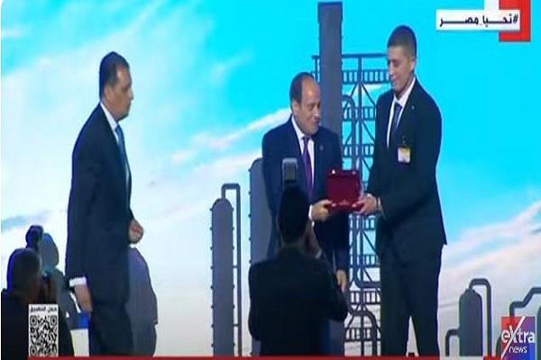 الرئيس السيسي يكرم عددًا من الكوادر العمالية 