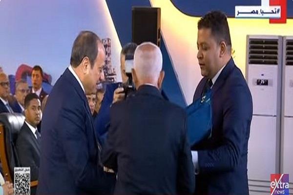 اتحاد عمال مصر يقدّم درعه للرئيس السيسي خلال احتفالية عيد العمال  