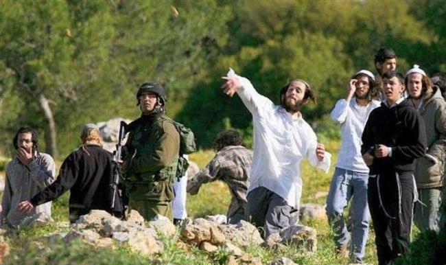 مستوطنون يحتجزون 3 صحفيين وناشط في "المغير" شمال رام الله
