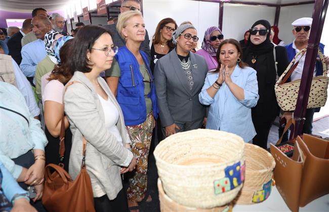 رئيسة "القومي للمرأة" تتفقد نموذج "تحويشة في بنك" بأسوان لتشجيع الشمول المالي للسيدات