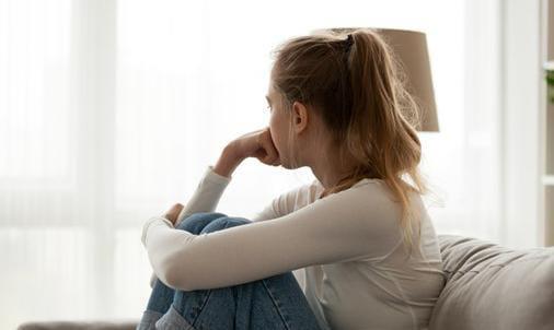 للنساء.. 5 تجارب طفولية وراء كبت مشاعرك وإبقائها سراً 