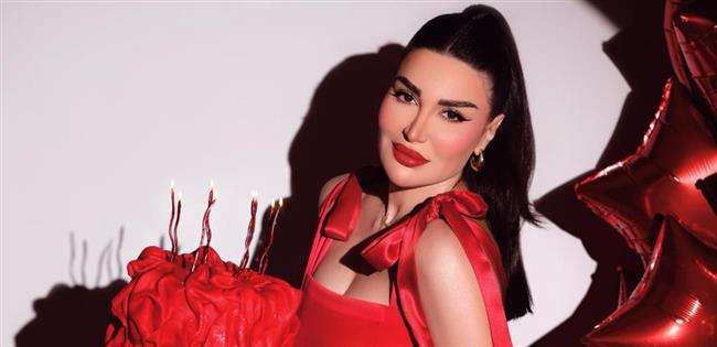 بفستان أحمر ولقطات ساحرة.. سارة نخلة تحتفل بعيد ميلادها الـ35