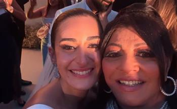 مبروك لأجمل عروسة.. هالة صدقي تشارك أمينة خليل فرحتها بحفل زفافها