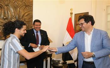 وزير الثقافة يُسلم بطاقات "أهلاً وسهلاً بالطلبة"