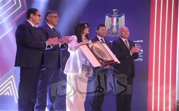 حفل ختام الدورة 13 من مهرجان إبداع لشباب الجامعات تكريم عدد من الإعلاميين والفنانين| صور 