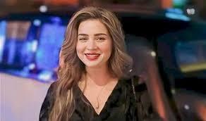 "بغسل وشي بصابونة".. مي عز الدين تكشف عن روتينها اليومي