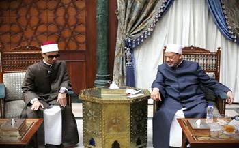 شيخ الأزهر يستجيب لرغبة صاحب البصيرة «محمد أحمد حسن» في تعلم اللغة الإنجليزية 