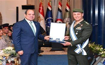 العقيد نيلتون روليم يسلّم الرئيس السيسي أرفع أوسمة المجلس الدولي للرياضة العسكرية