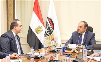 وزير قطاع الأعمال العام يبحث مع رئيس هيئة الرعاية الصحية تعزيز التعاون المشترك