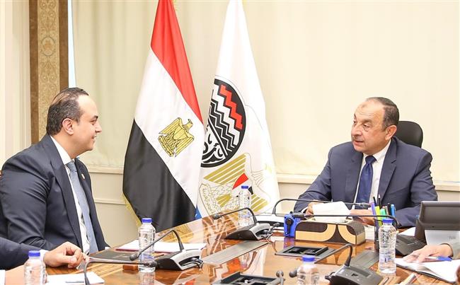 وزير قطاع الأعمال العام يبحث مع رئيس هيئة الرعاية الصحية تعزيز التعاون المشترك